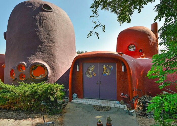 Vila familiei Flinstone a fost reconstruita in California, insa costa o avere! Pentru cati bani poate fi vanduta