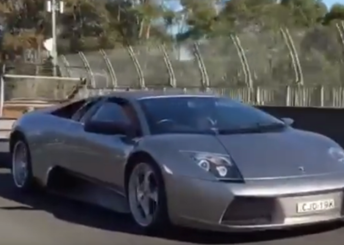 Cand iti iei Lamborghini, dar nu-ti mai raman bani si pentru duba de carat animalele :)) Un sofer si-a pus remorca la bolidul de 300.000