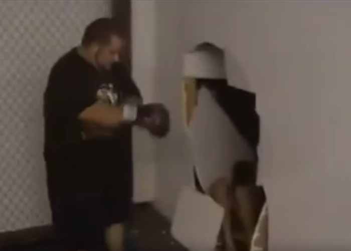 Exemplificarea expresiei Iti dau un pumn de te bag prin zid :) VIDEO