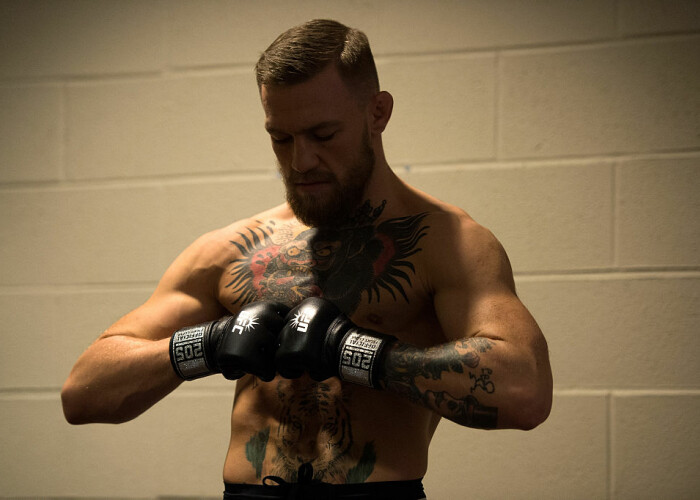 McGregor se lupta cu Mayweather si la masini! Cat costa bijuteria pe care o conduce