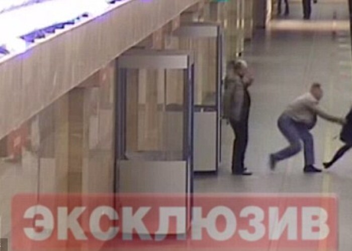 O angajata a metroului din Sankt Petersburg, impinsa pe sinele trenului! Vezi cum a reactionat un barbat aflat langa agresor! VIDEO