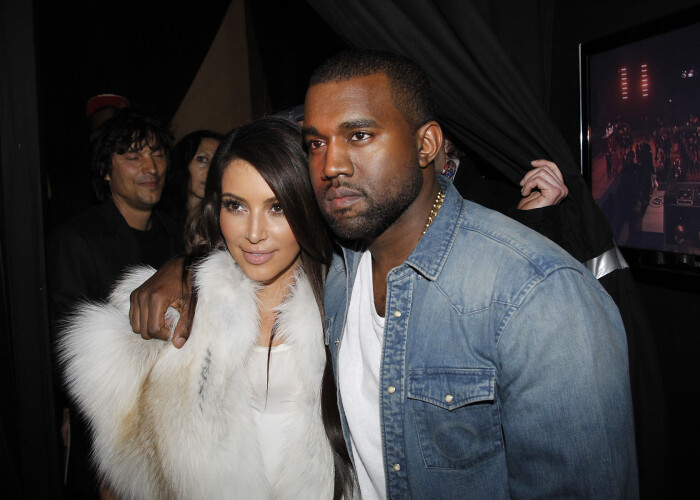 Kanye West a dat SHARE la toata lumea :) Kim Kardashian, asa cum doar iubitul ei o vede! ESTE EA?FOTO