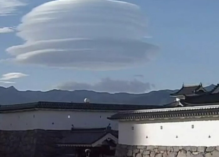 Un nor in forma de PALARIE a aparut deasupra Muntelui Fuji din Japonia! VIDEO