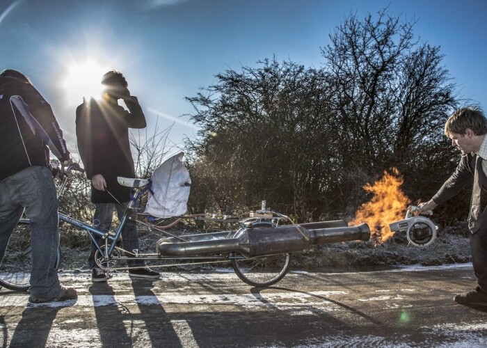 A transformat bicicleta bunicii intr-o BOMBA pe doua roti! Scuipa flacari si atinge 80 km/h! VIDEO