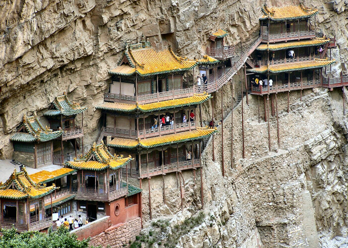 Templul suspendat de pe Muntele Hengshan sau Manhattanul din noroi 17 constructii imposibile! FOTO