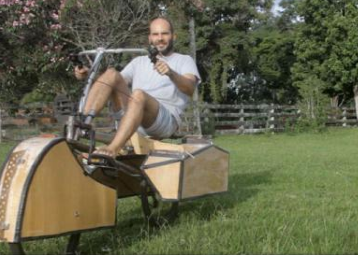 Un brazilian a creat bicicleta care poate merge si pe apa VIDEO