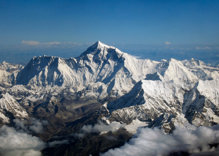 Descoperire incredibila: Everestul s-ar fi deplasat 40 de centimetri spre nord in ultima jumatate de secol