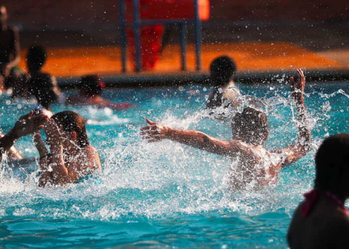 Inrosirea ochilor dupa o baie in piscina este cauzata de urina, nu de clor