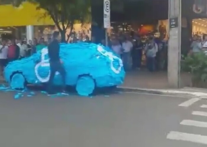 Ce a patit un barbat care a parcat pe locul pentru oameni cu handicap este incredibil! VIDEO