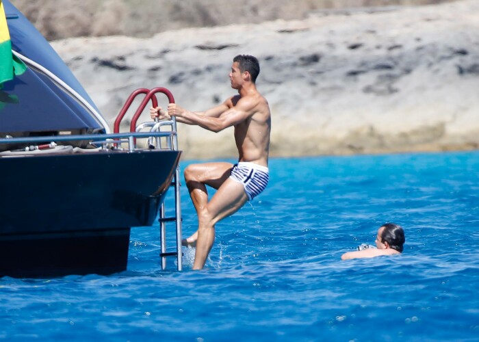 Cristiano Ronaldo, surprins alaturi de o bruneta focoasa in Ibiza! Ce facea starul Realului pe yacht cu femeia