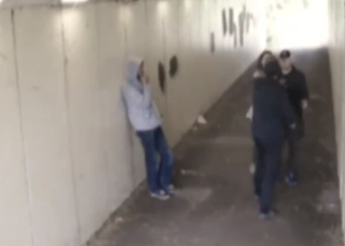 S-au luat de iubita unui barbat fara sa stie ca acesta este boxer! I-a facut KO in doar cateva secunde cu 2 lovituri! VIDEO