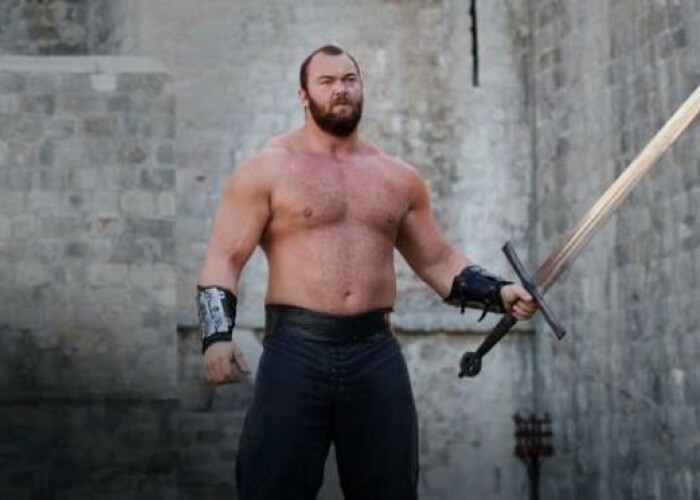Pe el il stii ca Muntele din Game of Thrones, dar nu o sa-ti vina sa crezi cum arata iubita lui! Abia ii ajunge pana la piept! VIDEO