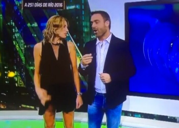 Accident in direct. Ce a patit o prezentatoare in timpul emisiunii, dupa ce si-a agatat rochia