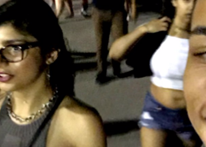 Ce a patit un barbat care a vrut sa-si faca selfie cu starleta Mia Khalifa pe strada
