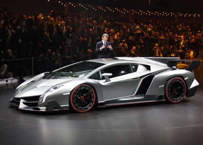 Asa se aude motorul unui Lamborghini Veneno! VIDEO