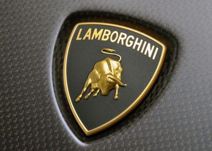 Cel mai ieftin Lamborghini nou-nout costa cat doua Dacii full-option!