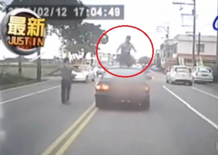 Taiwanezii acestia s-au uitat la prea multe filme cu Jackie Chan: Imagini incredibile surprinse cu o rafuiala in trafic VIDEO