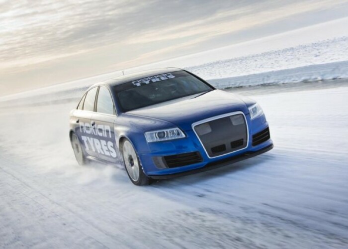 Finlandezii sunt nebuni! Vezi cum merg cu 335 km/h pe GHEATA!