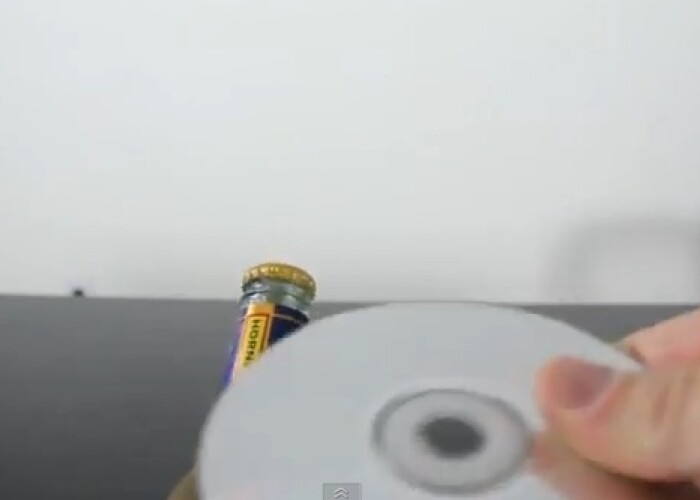 Cum se desface o sticla de bere folosind doar un CD VIDEO