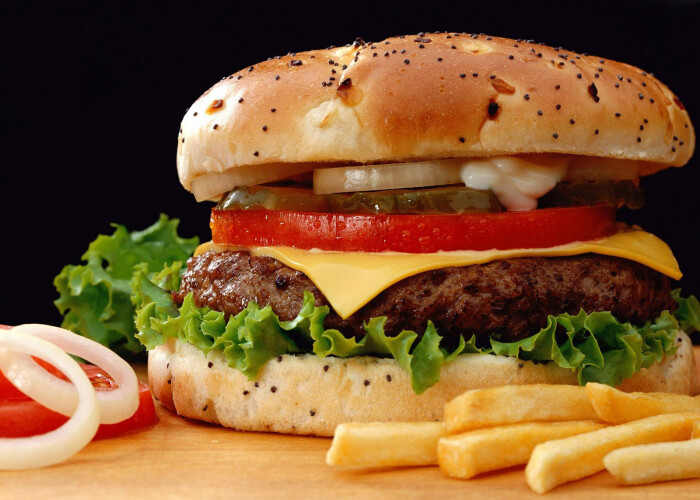Consumul in exces de carne si branza poate fi la fel de periculos ca si fumatul