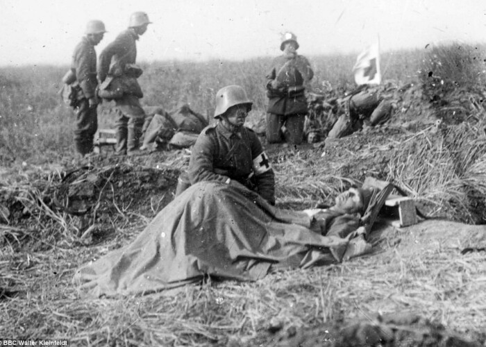 IMAGINI IN PREMIERA: Un soldat german de 16 ani a imortalizat ororile razboiului! FOTO