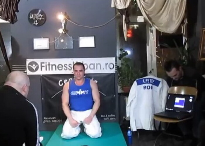 RECORD MONDIAL doborat la Cluj: Un jandarm a facut 631 de flotari pe dosul palmelor în 15 minute! VIDEO