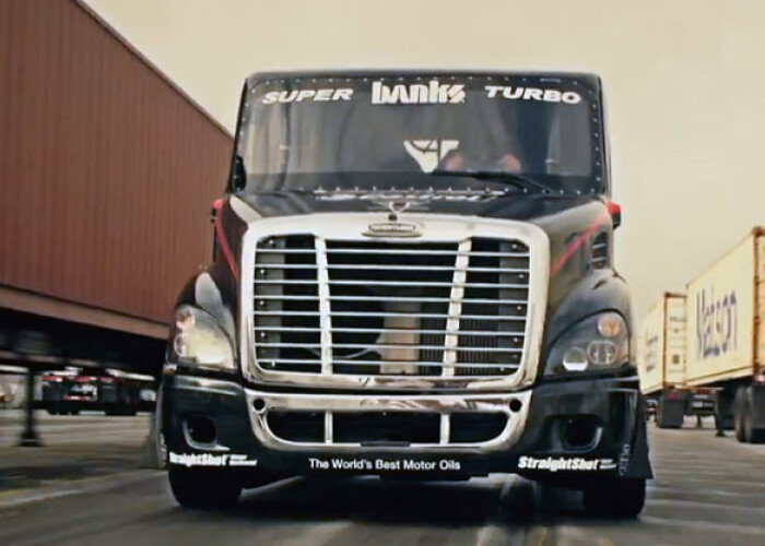 Nu esti in stare de asa ceva, garantam! Cea mai nebuna lectie de drifturi cu un camion de 5 TONE: VIDEO