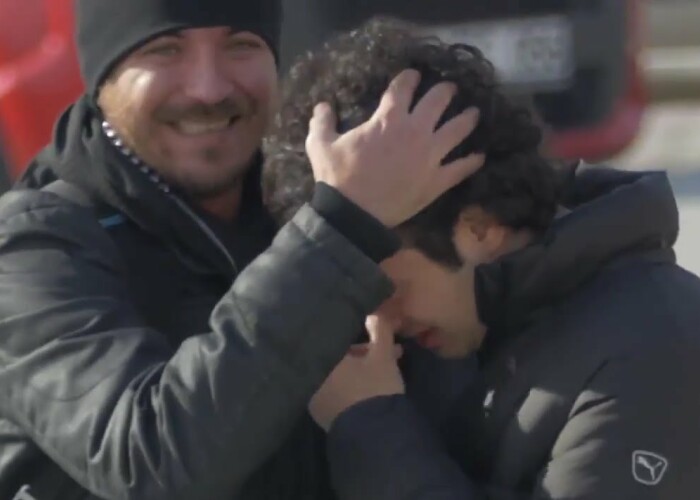 Experiment social emotionant: Mai multi oameni au invatat limbajul semnelor pentru a-i face o surpriza unui barbat surd! VIDEO