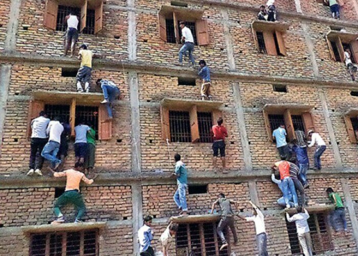 Cum ii ajuta parintii pe elevi sa copieze in India! Imaginile sunt geniale! VIDEO