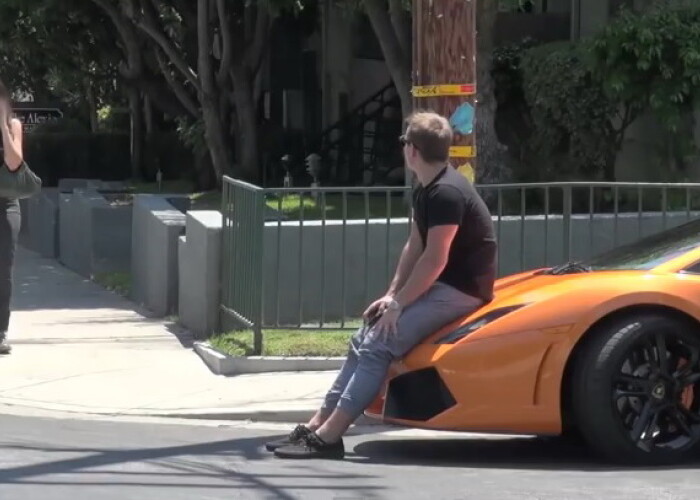 Nu vrei sa ne plimbam cu Lamborghini? Tanara din imagini nu se astepta la o asemenea continuare! VIDEO