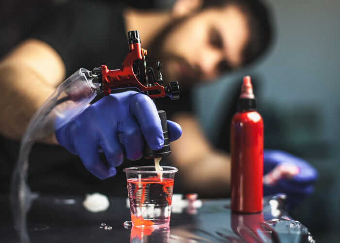 A vrut sa-si faca un tatuaj de BAD BOY, dar a ajuns de rasul internetului! Ce si-a scris acest barbat pe maini