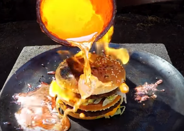 Experiment bizar: ce se intampla atunci cand torni cupru topit peste un hamburger | VIDEO
