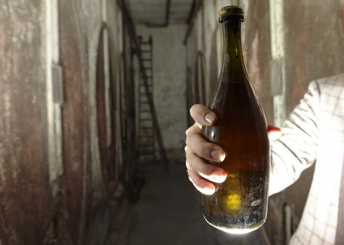 Sticla ASTA de vin a fost vanduta cu 38.300 euro! Vezi de ce costa atat de mult: