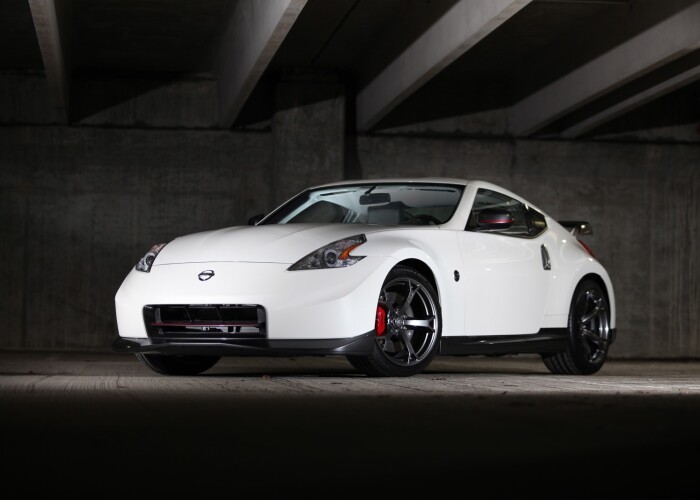 Nismo 370Z 2014, bestia care vede rosu in fata ochilor! Cum se schimba la fata