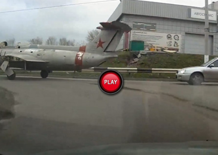 Nimic nu este imposibil in Rusia: Omul s-a frecat de 2 ori la ochi crezand ca nu vede bine: Uite ce i-a aparut in fata intr-o intersectie: