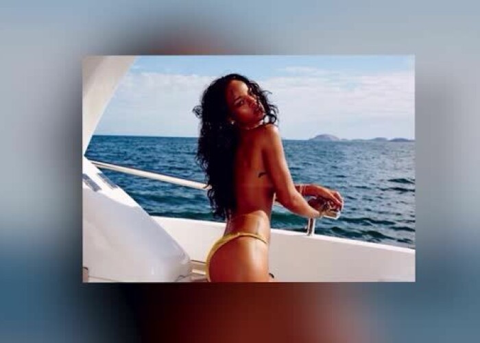 Rihanna a pozat topless pe coperta Vogue Brazilia! FOTO