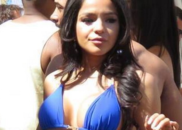 Costumul de baie aproape invizibil si scandalos de sexy. Cum a fost fotografiata vedeta cand s-a intors cu spatele