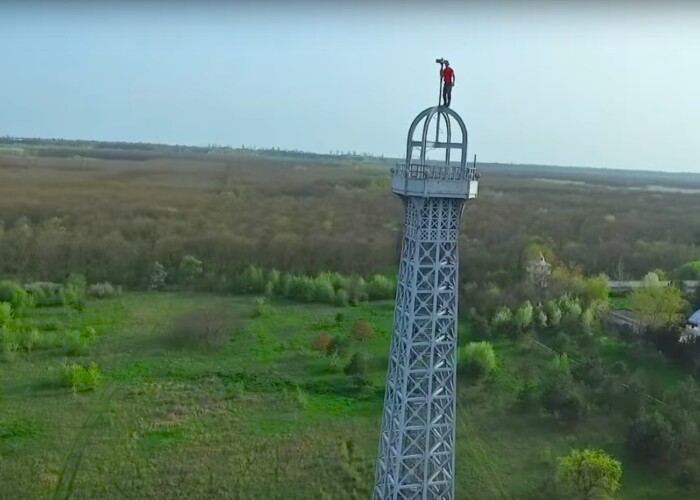 Dragonul din Banat a reusit o noua nebunie! S-a urcat fara niciun echipament pe replica turnului Eiffel