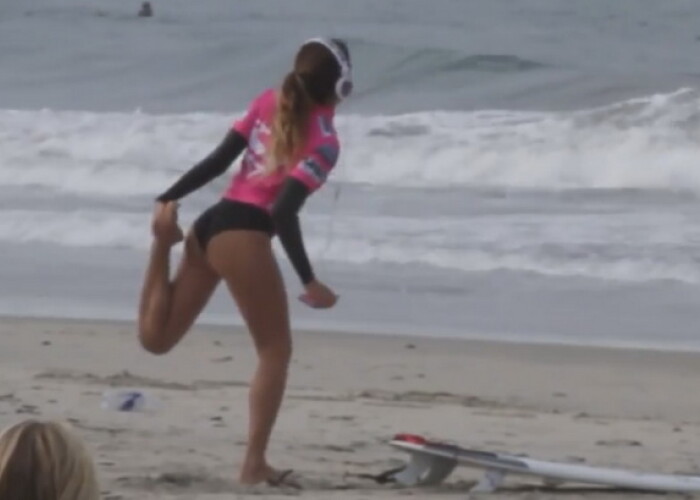Momente geniale pe plaja! Si-a lasat placa de surf si a inceput incalzirea! Ce a urmat cateva clipe mai tarziu e demential