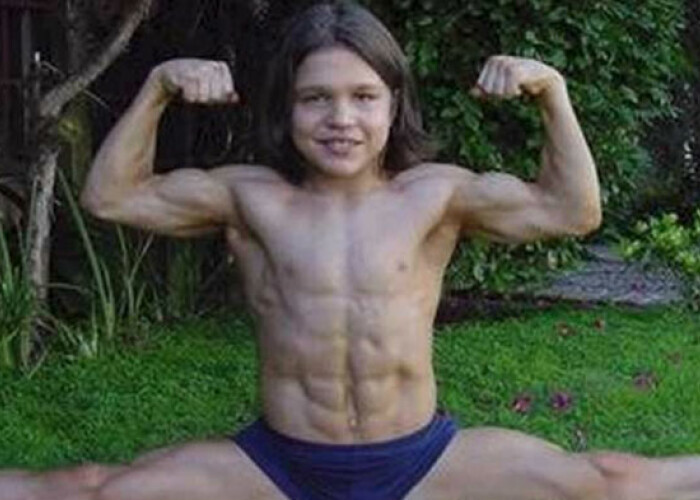 Il mai tii minte pe micul Hercule ? Cum arata la 23 de ani pustiul care avea SIX PACK cand era copil
