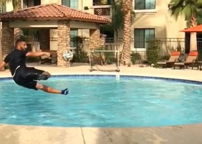 Barbatul care face scheme din fotbal la piscina