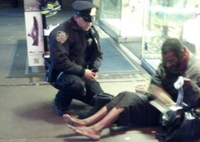 Gestul emotionant pe care l-a facut un politist: Fotografia de 530.000 de like-uri!