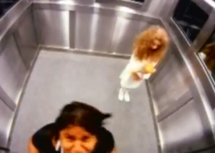 Viralul saptamanii: Cum au reactionat oamenii care s-au trezit in lift cu o fantoma: VIDEO