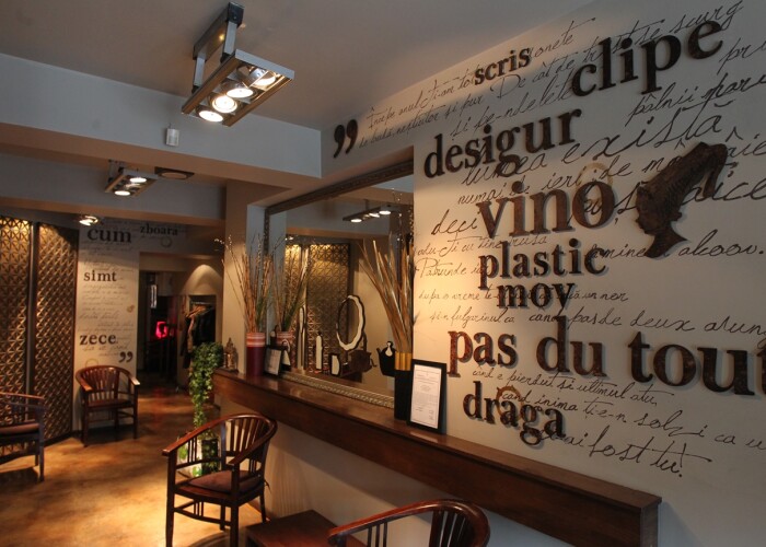 Julius Meinl construieste Casa Poeziei in Bucuresti si aduce in Romania primul robot care scrie singur versuri pe pereti: