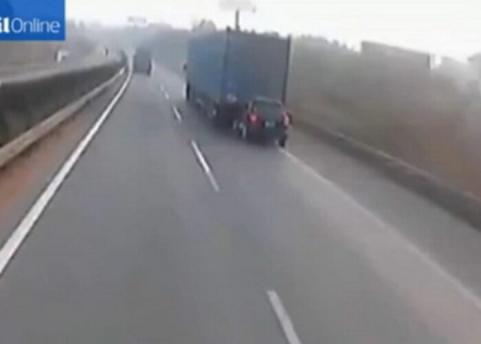 IREAL: Un Porsche Cayenne de 100.000, tarat 11 kilometri de un TIR. VIDEO