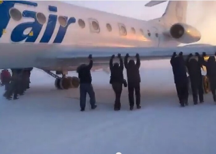 Au impins avionul al carui tren de aterizare inghetase! VIDEO