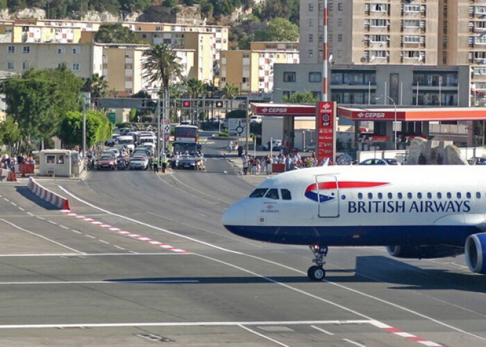 Masinile trebuie sa se opreasca pentru ca avionele sa aterizeze: Pista aeroportului din Gibraltar traverseaza un drum! VIDEO