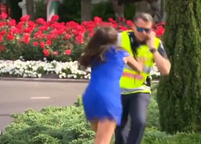Un politist se pregatea de un interviu la TV cand a fost atacat de o femeie! Ce s-a intamplat dupa aceea