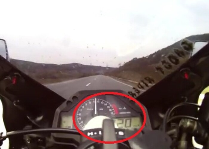 Se intampla in ROMANIA: Merge cu 220 km/h pe un drum de langa Cluj! VIDEO