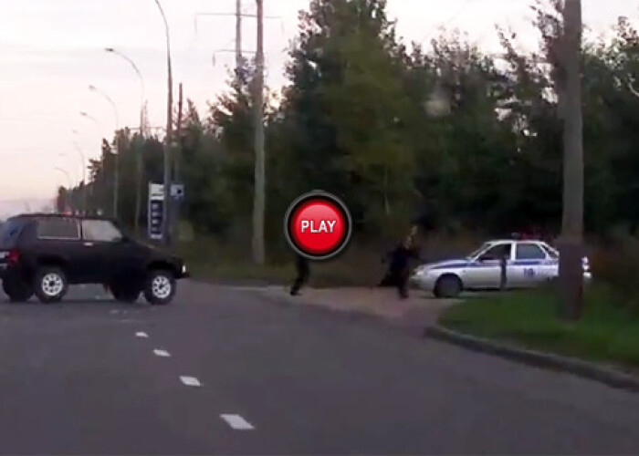 Nu iti dorim sa te intalnesti cu unul ca asta pe sosea. Reactia INCREDIBILA a acestui sofer atunci cand este tras pe dreapta la un control RADAR